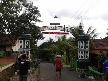 PEMASANGAN RUNNING TEXT DUSUN POKOH 2 BERSAMA WARGA MASYARAKAT DAN KELOMPOK KKN UMY 012