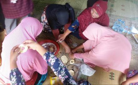 KKN UMY 075 DUSUN POKOH II DLINGO PRAKTEK MEMBUAT DONAT BERSAMA PPK 