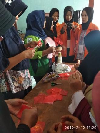 PENYULUHAN DAN PEMANFAATAN SAMPAH BERSAMA KKN UAD DI DESA DLINGO