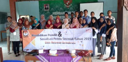 SOSIALISASI MENYONGSONG PEMILU SERENTAK 2019 BASIS PEMULA DI DESA DLINGO