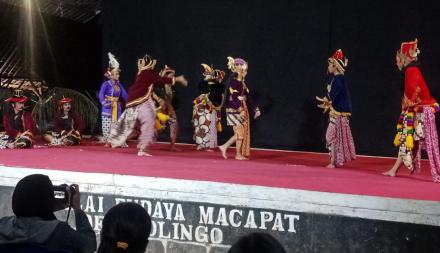 PERTUNJUKAN SENDRATARI MEMUKAU PARA PENONTON