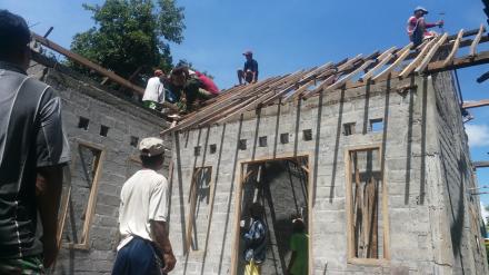SAMBATAN PEMASANGAN ATAP SALAH SATU RUMAH WARGA DI RT 04 KEBOSUNGU 1