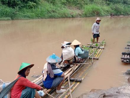 KONCO TANI NYEBRANG SUNGAI OYO DI POKOH DLINGO