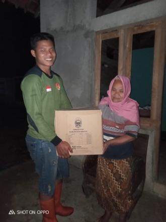 PENYERAHAN BANTUAN BENCANA ANGIN RIBUT DI DUSUN DLINGO 2