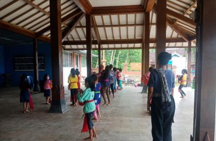 PENDAMPINGAN KELAS TARI ANAK SANGGAR PAWIYATAN HASTHA BRATA