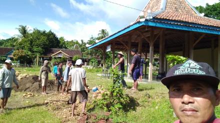 KEGIATAN GOTONG ROYONG PEMBANGUNAN HALAMAN BALAI DUSUN PAKIS I
