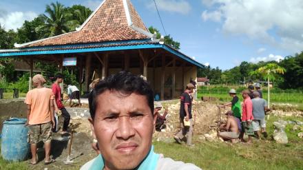 KERJA BAKTI WARGA DI KOMPLEK BALAI DUSUN PAKIS 1